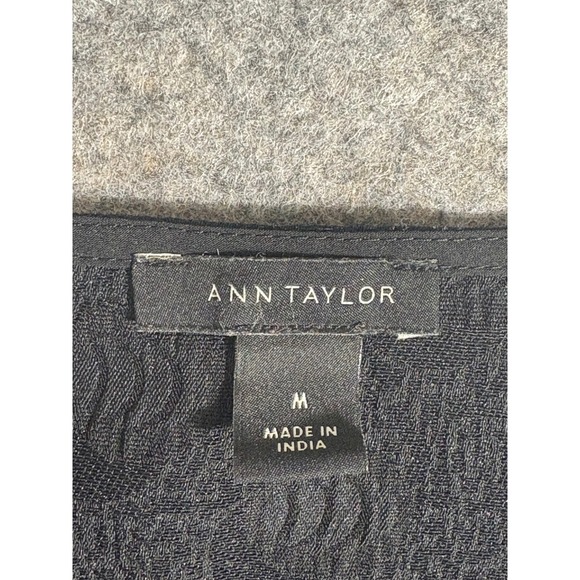 Ann Taylor Black Textured Dot Short Sleeve Top Women's Size Medium - Picture 3 of 4